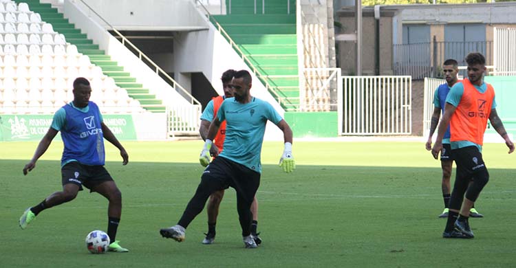 Djak Traoré busca un cambio de juego ante la llegada del meta Felipe Ramos.