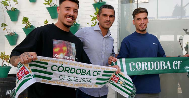 Un sonriente Alejandro Viedma junto a Juanito y José Alonso.