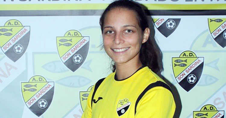 Yamila Mendoza posando con la elástica del Son Sardina, su anterior club. Foto: Futboleras.es