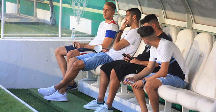 Bernardo Cruz, ayer en el banquillo antes del partido ante el Rayo Majadahonda, junto a los también lesionados Carlos Marín, Alejandro Viedma y Adrián Fuentes.