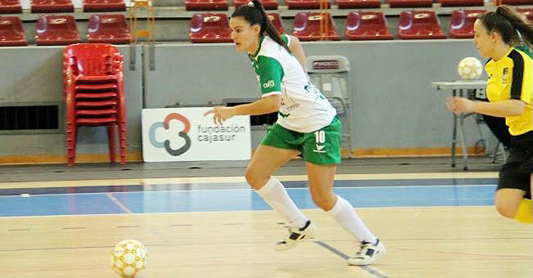 Celi Calderón se escapa de una rival en un duelo del pasado ejercicio
