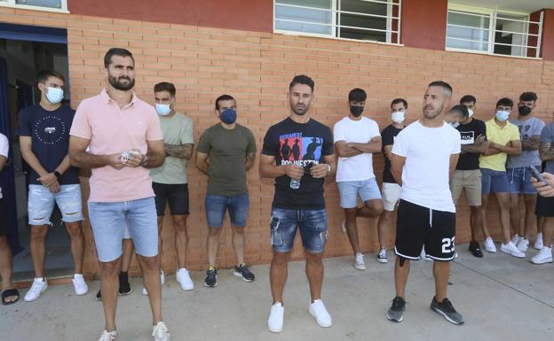 El cordobés Fran Cruz, a la izquierda, junto a sus compañeros en la sede del Extremadura tras acumular una semana sin entrenar ante los impagos.