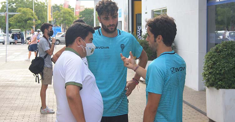 José García Román informando de la situación a Pablo del Moral y Zequi.