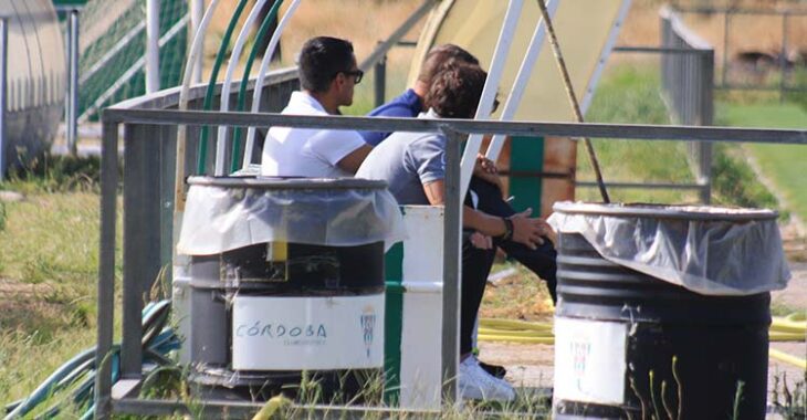 Juanito y Raúl Cámara siguiendo las evoluciones del entrenamiento tras la derrota ante el Recre.
