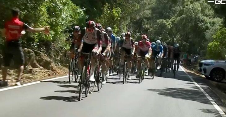 El pelotón principal tirado por los Emirates subiendo por el Alto de San Jerónimo.
