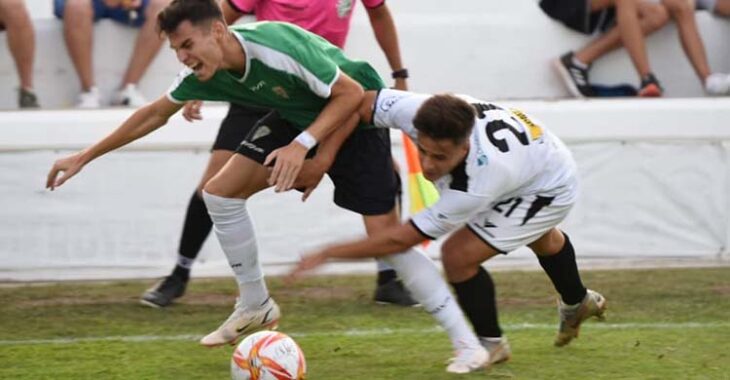 Luismi trabado por un jugador del Pozoblanco.