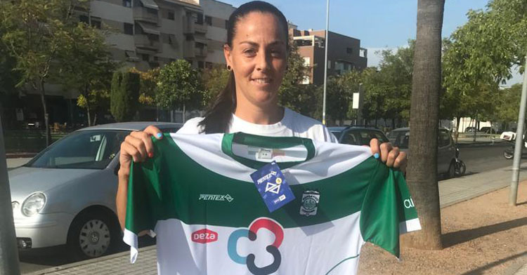 María del Mar Uceda posando con la elástica del Deportivo Córdoba Cajasur