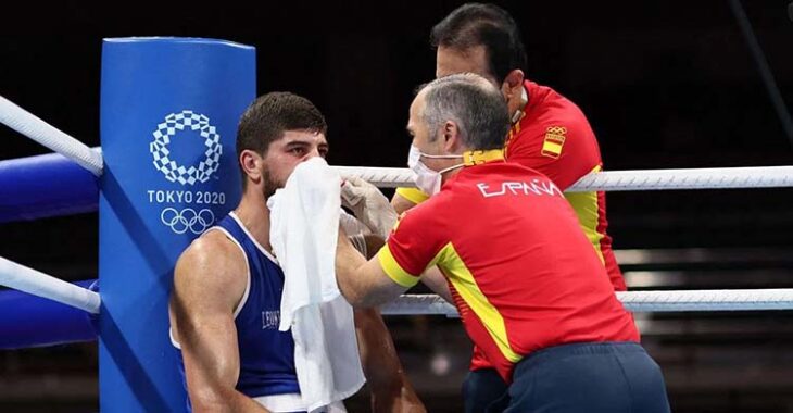 Rafa Lozano ayudando a Gazi Jalidov sobre el cuadrilátero olímpico de Tokio.