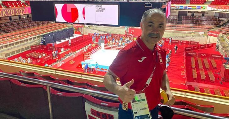 Rafa Lozano posando desde las alturas del pabellón olímpico de boxeo en Tokio.