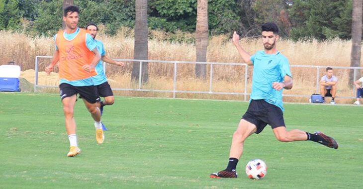 Ricardo Visus desplazando el balón en largo ante la llegada de Willy.