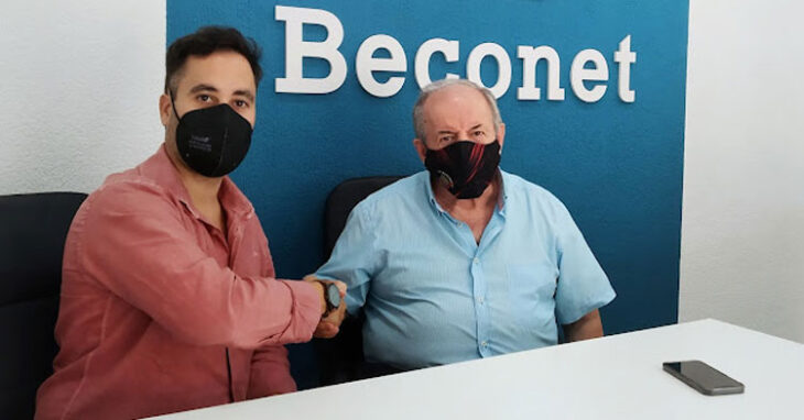 Pedro Collado y José Romero sellando el acuerdo entre Beconet y Bujalance