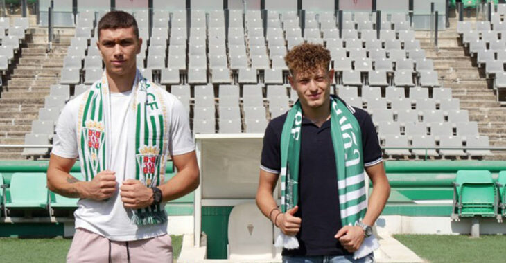 Adrián Fuentes (i) y Simo (d) posando con las bufandas del Córdoba durante su presentación.