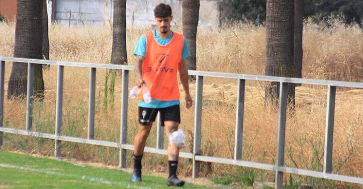 Álex Meléndez abandonando la Ciudad Deportiva con hielo en su rodilla afectada.Álex Meléndez abandonando la Ciudad Deportiva con hielo en su rodilla afectada.