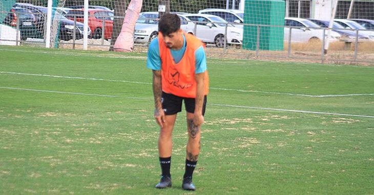 El momento en el que Álex Meléndez sitió que su rodilla izquierda le falló en pleno partidillo.