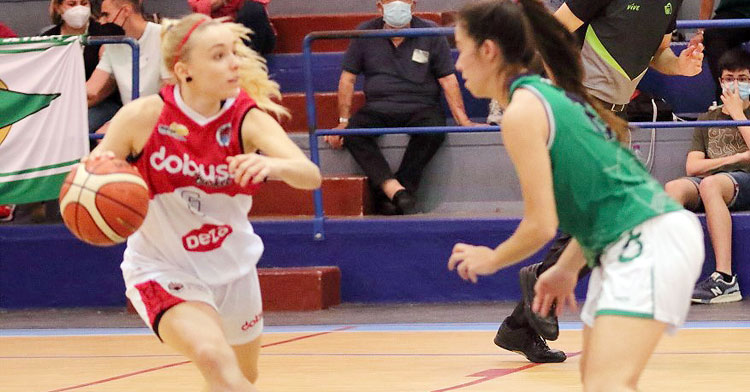 Ana Rodríguez dirigiendo el juego del equipo la temporada pasada