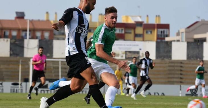 Casas presionando a un jugador de la Balona.