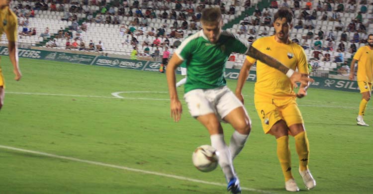 Antonio Casas aguantando el balón ante un zaguero del Extremadura.
