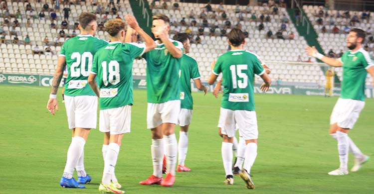 Los jugadores del Córdoba celebrando el último gol del hat-trick de Antonio Casas ante el Rayo Majadahonda.