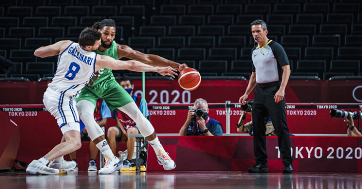 Antonio Conde dirigiendo el duelo entre Italia y Nigeria. Foto: FIBA