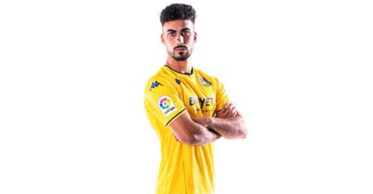 Antonio Moyano vestido con la elástica amarilla del Alcorcón.