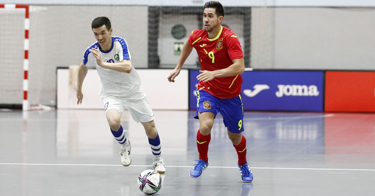 Bebé en el duelo ante Uzbekistán. Foto: @Sefutbol