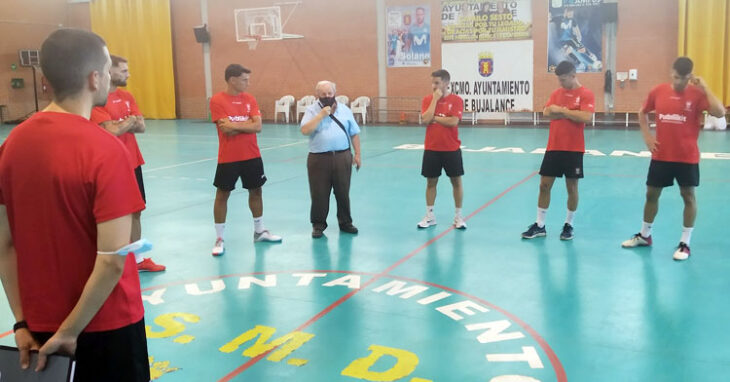 José Romero dirigiéndose a sus jugadores el primer día de trabajo. Foto: Bujalance FS