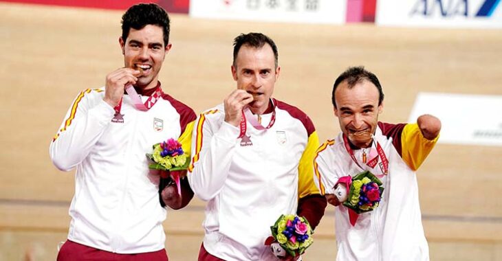 Alfonso Cabello luciendo su medalla de bronce junto a Ricardo Ten y Pablo Jaramillo.