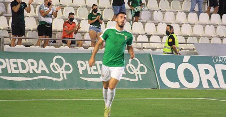 Carlos Puga celebrando su primer gol con el Córdoba, el que dio la victoria ante el Extremadura.
