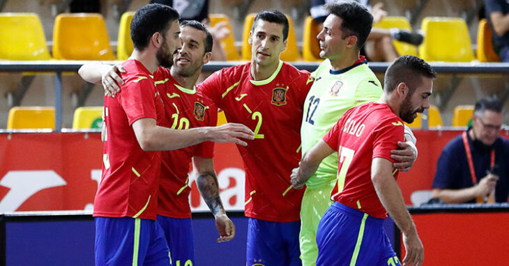 Los jugadores de España, con el cordobés Cecilio a la derecha, celebrando el único tanto anotado ante Uzbakistán. Foto: @Sefutbol