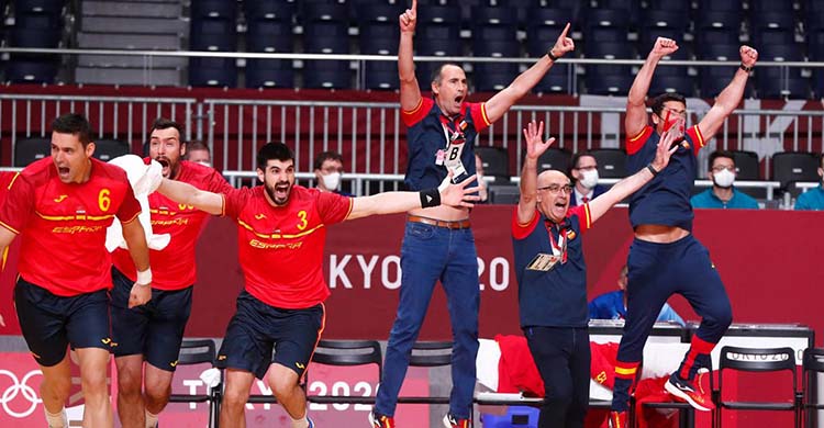 El técnico cordobés César Montes celebrando con los Hispanos la consecución del bronce en Tokio 2020.