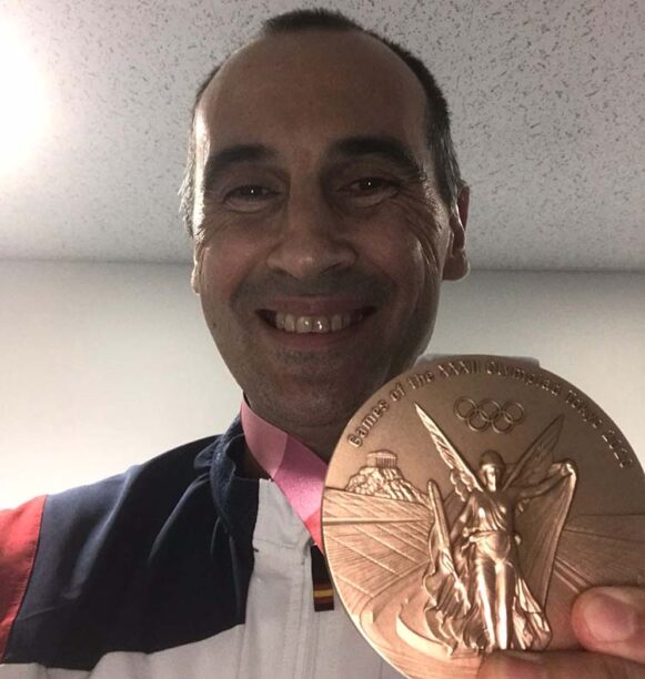 César Montes mostrando su medalla de bronce a los lectores de Cordobadeporte.