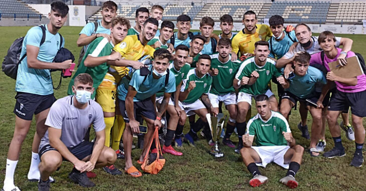Los jugadores del filial celebrando la victoria en el trofeo de Motril. Foto: CCF