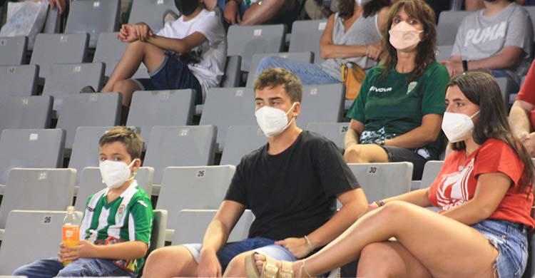 Tres cordobesistas siguiendo el partido en familia