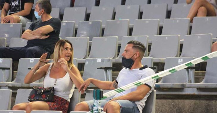 Una pareja de cordobesistas en el anterior partido ante el Rayo Majadahonda.