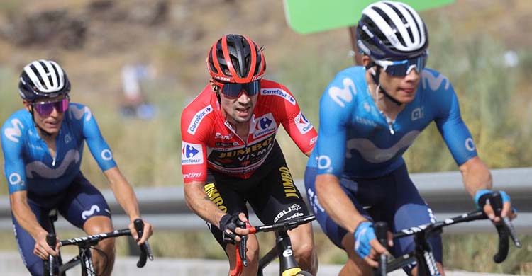 Enric Mas tirando de Primoz Roglic con Miguel Ángel López cerrando.