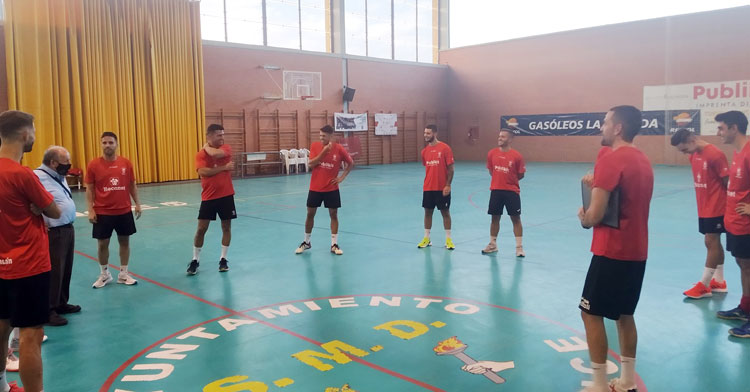 Los jugadores rojillos, listos para una nueva temporada. Foto: Bujalance FS