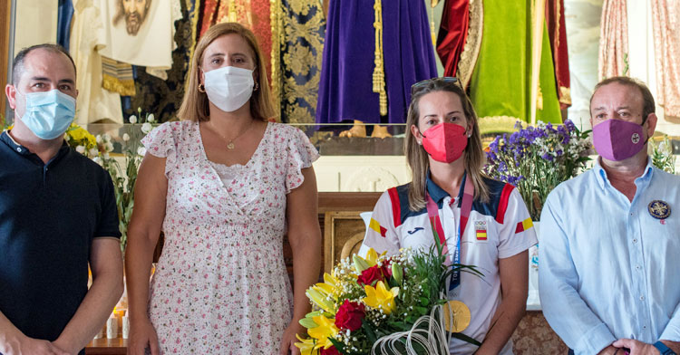 Fátima Gálvez, medalla de oro al cuello, en la recepción en su honor en Baena. Foto: Ayuntamiento de Baena