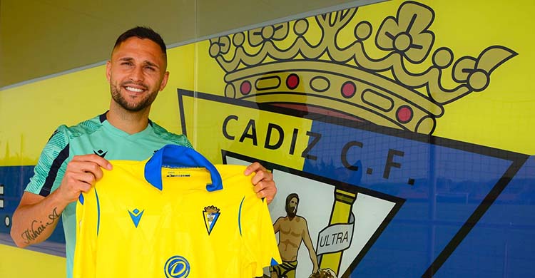 Florin Andone mostrando la camiseta del Cádiz a su regreso a España.