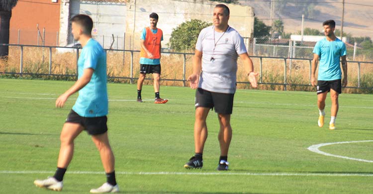 Germán Crespo dando instrucciones a sus jugadores en la Ciudad Deportiva.