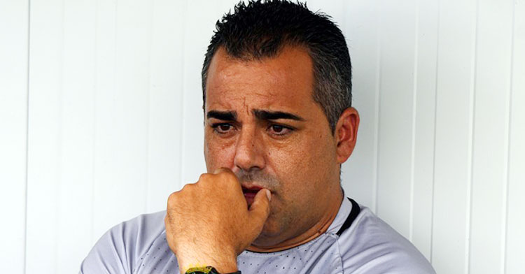 Germán Crespo pensativo en su banquillo. Foto: CCF