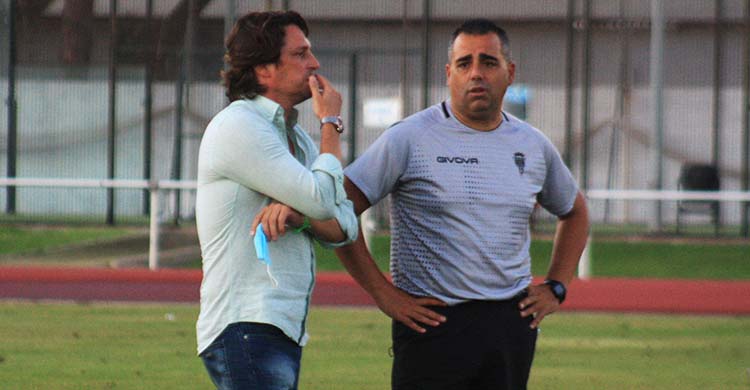 Germán Crespo departiendo con el consejero Adrián Fernández-Romero al término del partido.