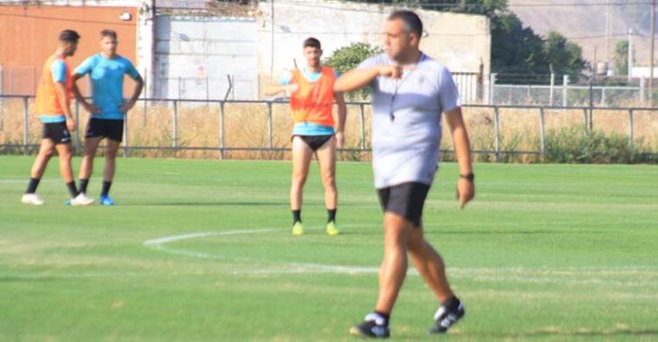 Germán Crespo dando instrucciones en la Ciudad Deportiva.