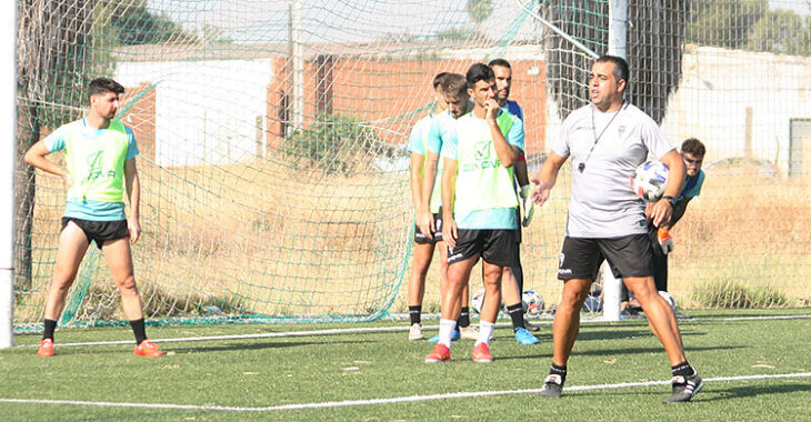 Germán Crespo dando instrucciones durante la estrategia.