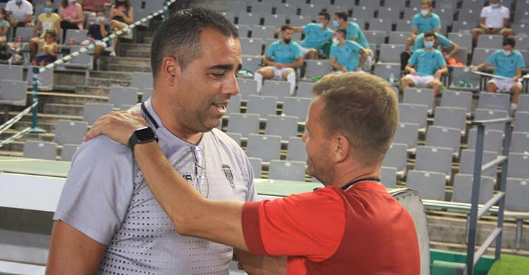 Germán Crespo saludando al técnico del Extremadura Manuel Mosquera.