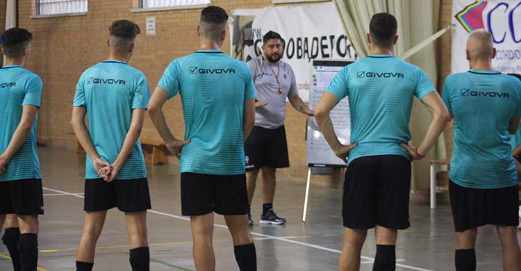 Josan González dando las primeros conceptos tácticos sobre su pizarra en el pabellón del Guadalquivir.