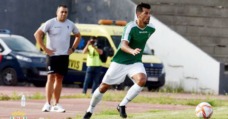 Germán Crespo observa con los brazos en jarra una acción de José Ruiz ante el Linense. Foto: CCF