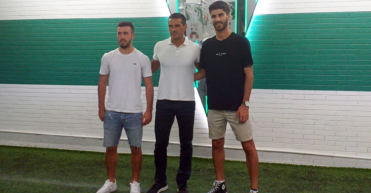 Juanito entre Carlos Puga y Visus durante su presentación.
