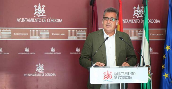 Manuel Torrejimeno en una de sus últimas apariciones públicas antes iniciar el periodo vacacional en el Ayuntamiento.Manuel Torrejimeno en una de sus últimas apariciones públicas antes iniciar el periodo vacacional en el Ayuntamiento.