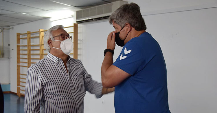 Mariano Jiménez y Paco Bustos departiendo en su reencuentro en el gimnasio pontano.