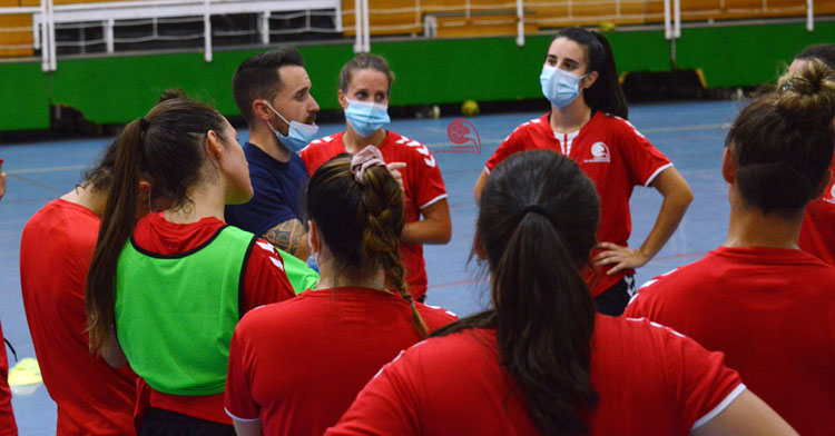 Mario Ortiz hablando a sus jugadoras en una sesión en Fátima. Foto: CBM